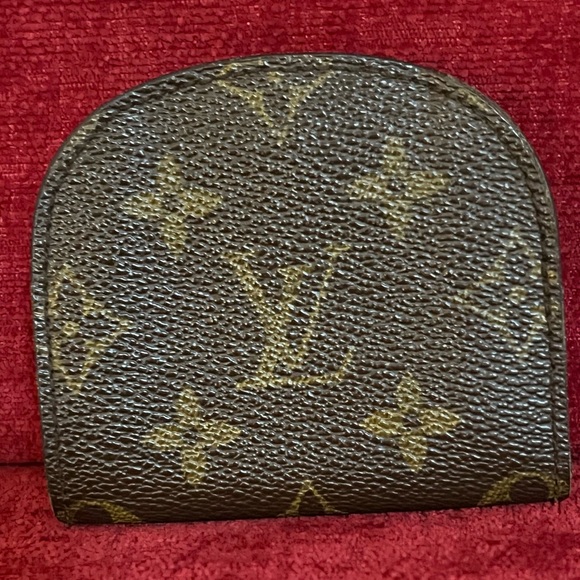 LOUIS VUITTON AUTHENTIC MONOGRAM GOUSSET. EUC. - Picture 2 of 7